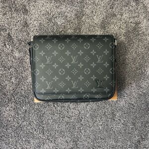 Black Louis Vuitton (Lv) District PM crossbody bag 💼